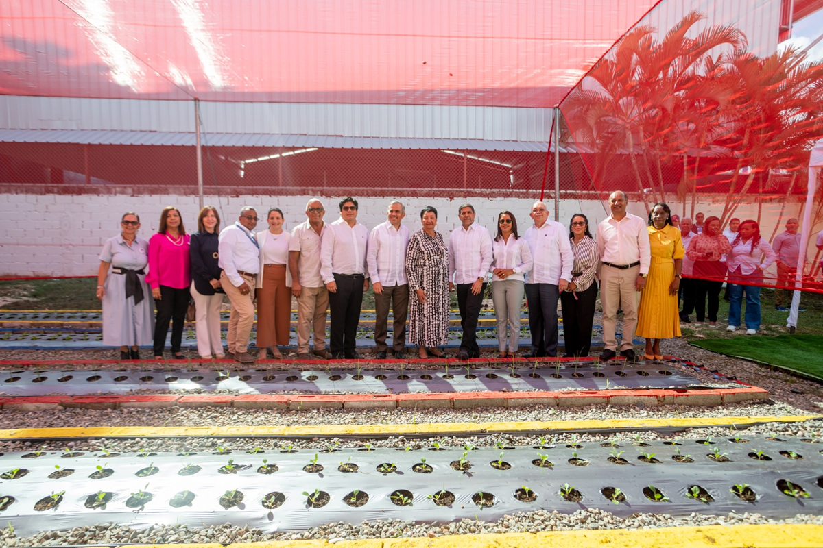 Besaida Manola Santana, directora ejecutiva del INAIPI junto a personalidades en la inauguración del Huerto Modelo Pedagógico Infantil