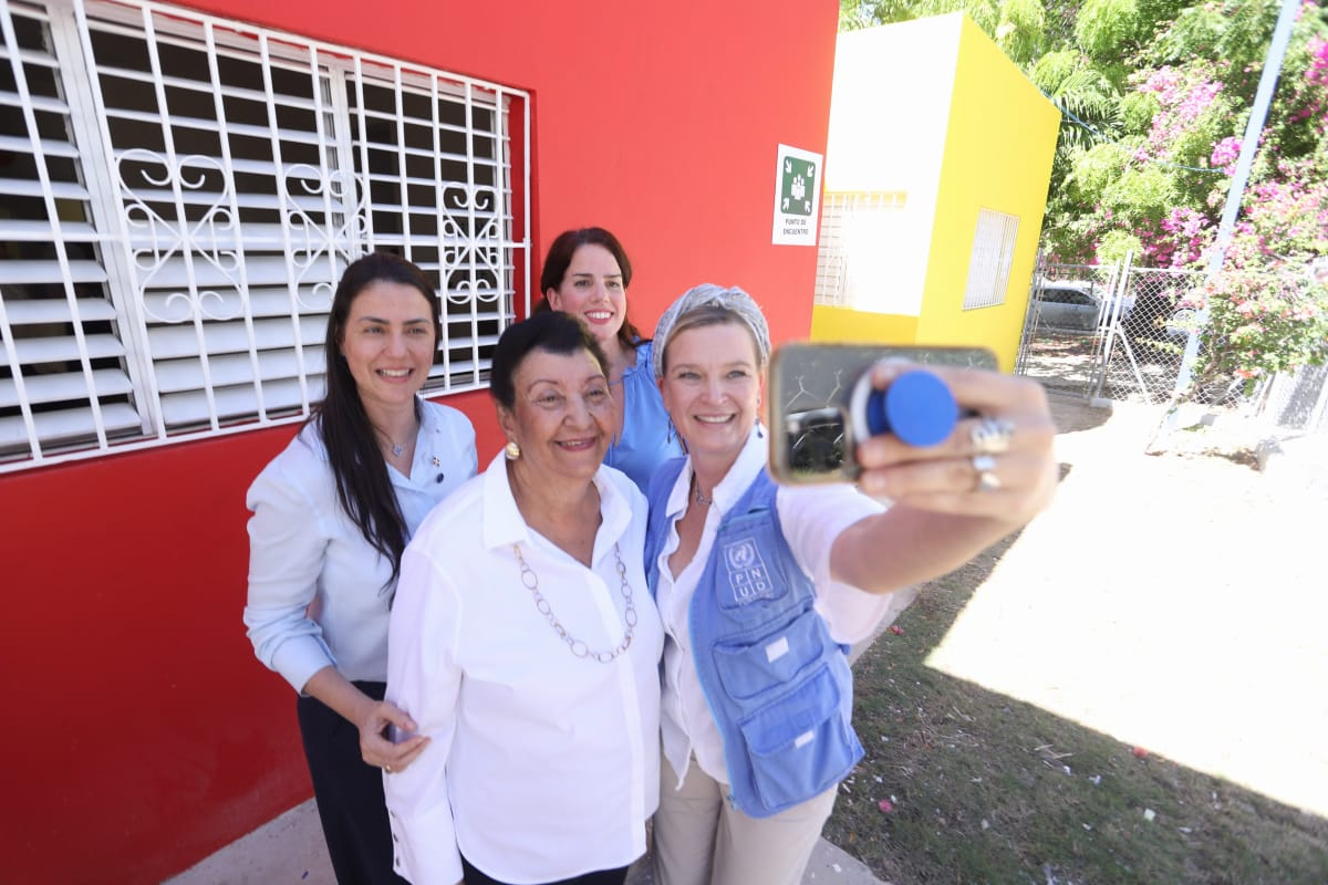 Manola Santana, directora del INAIPI junto a junto a Inka Mattila, representante del PNUD