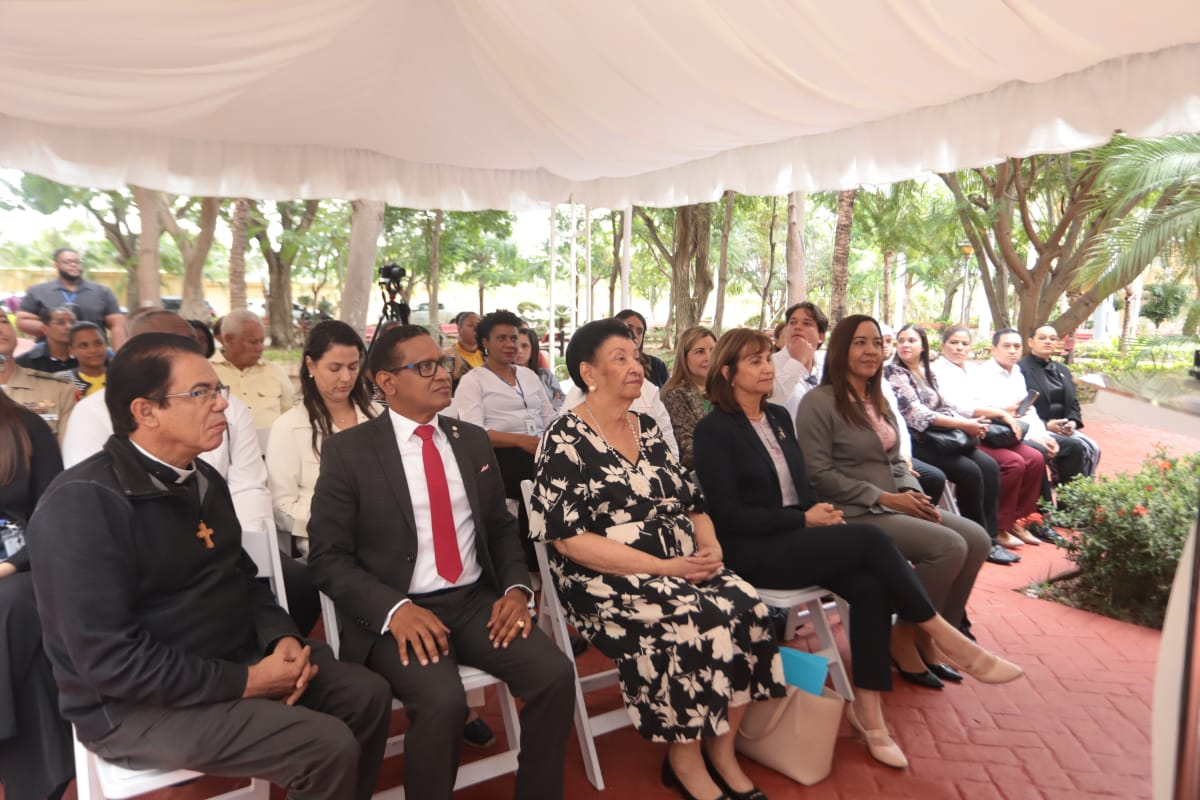 Manola Santana de Báez, Directora ejecutiva del Inaipi, junto a personalidades invitadas