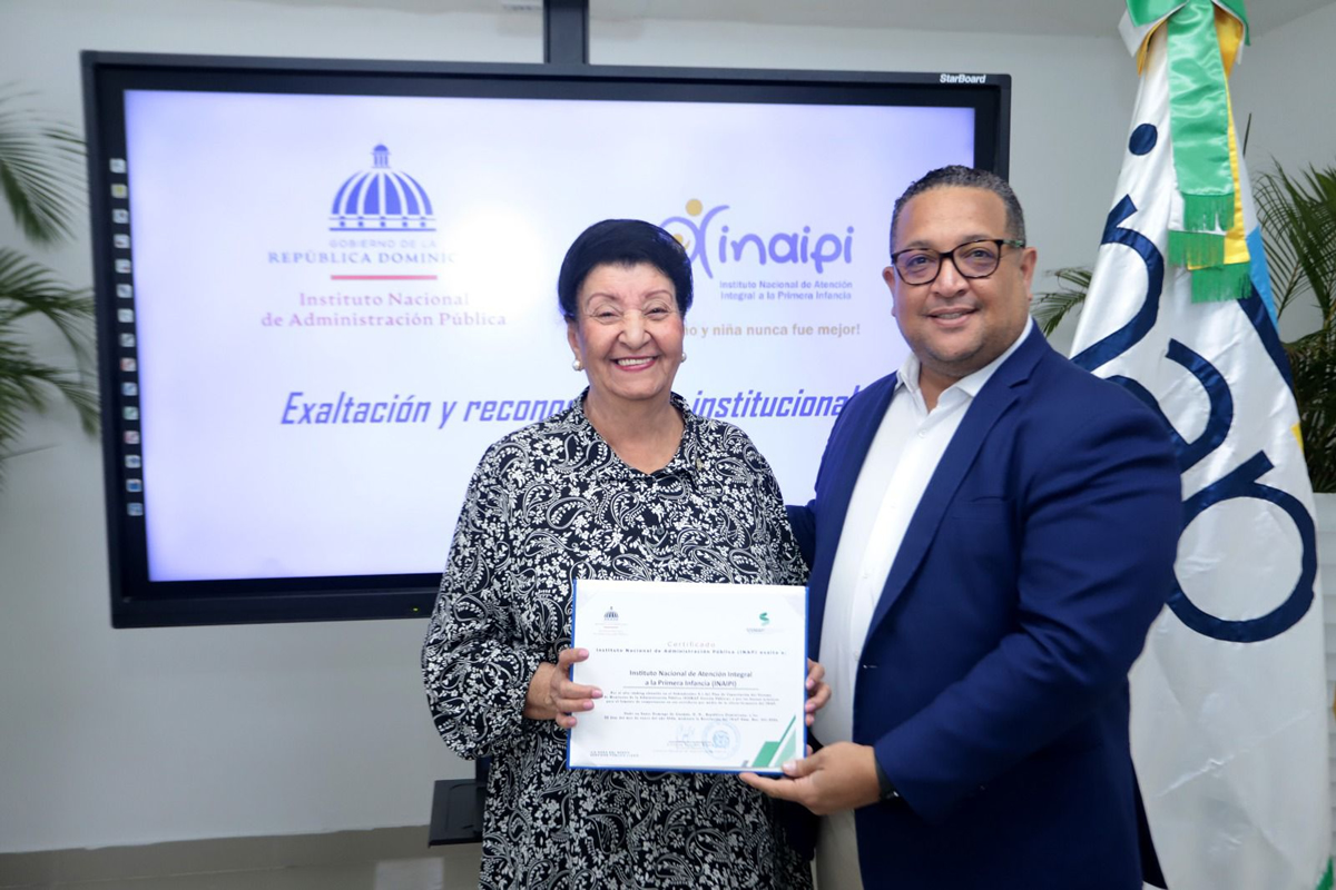 Cristian Sánchez Reyes, director general del INAP entrega reconocimiento a Besaida Santana, Directora ejecutiva del INAIPI