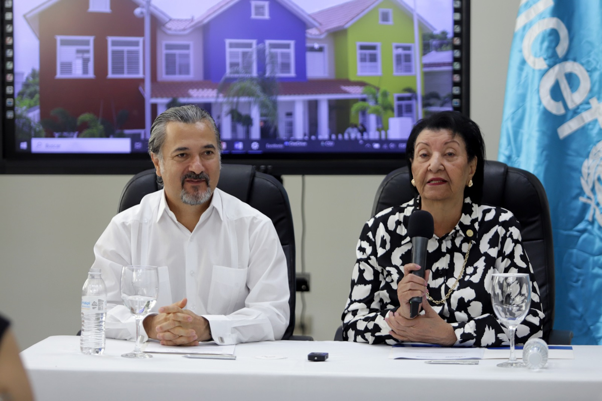 Besaida Manola Santana, directora ejecutiva del INAIPI y Carlos Carrera Cordón, representante de UNICEF en el país