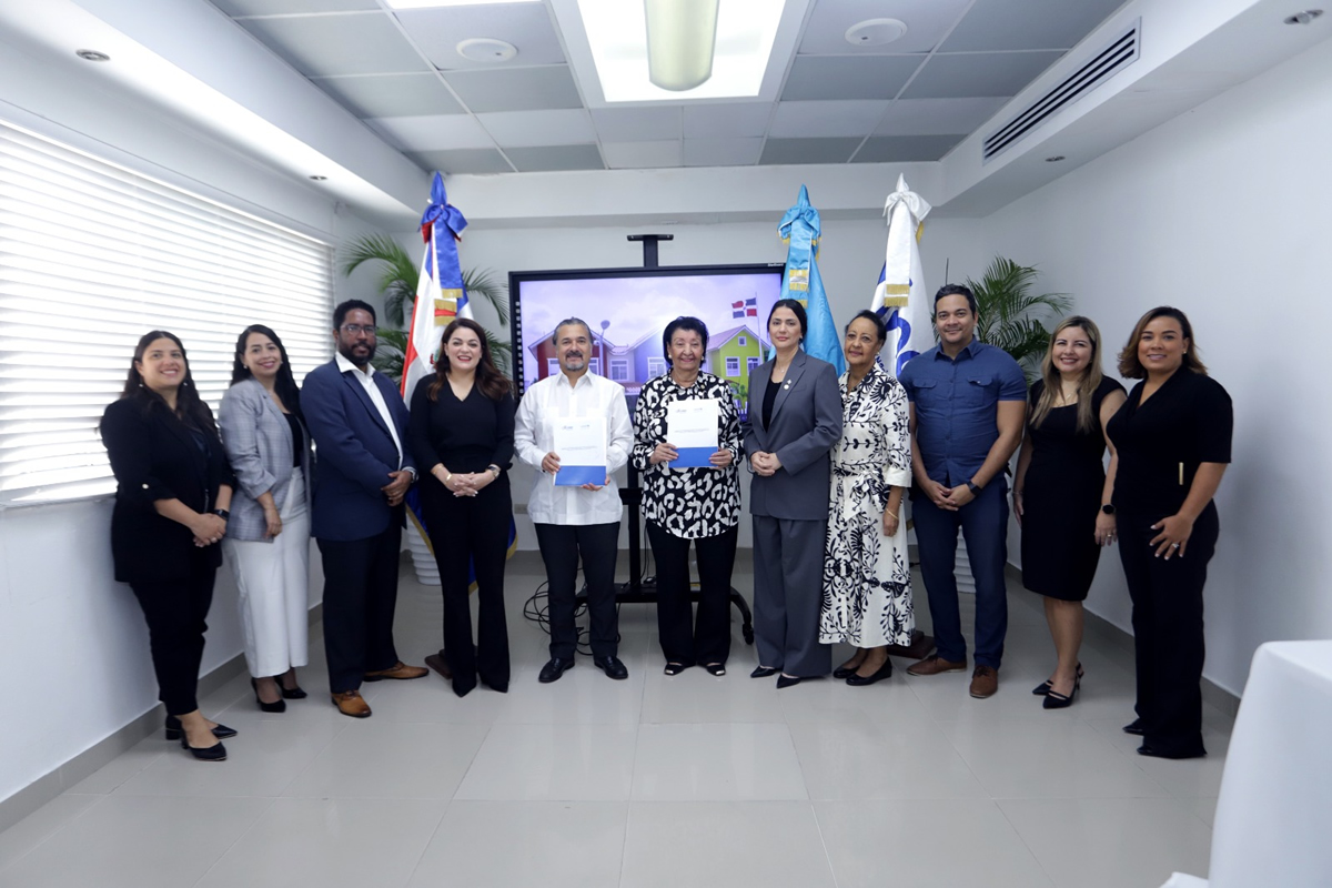 Besaida Manola Santana, directora ejecutiva del INAIPI y Carlos Carrera Cordón, representante de UNICEF en el país, junto a colaboradores de ambas instituciones