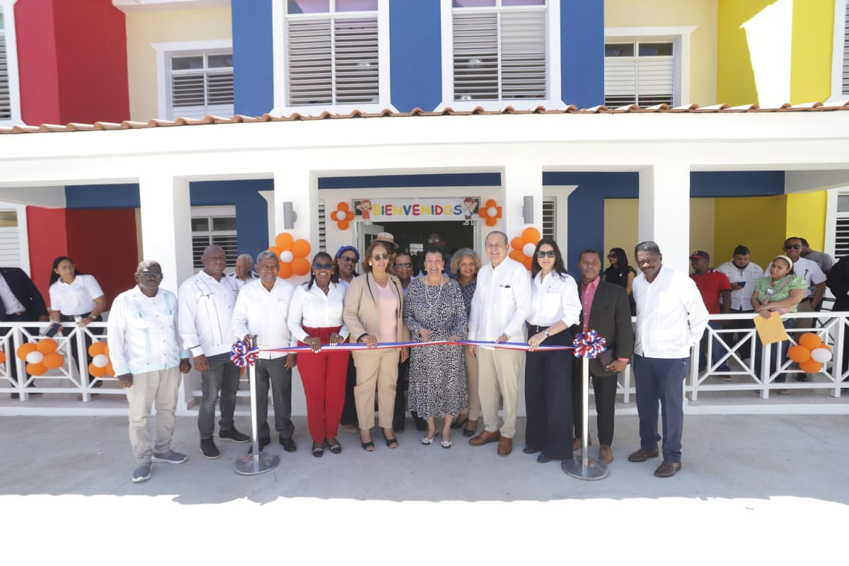 Besaida Manola Santana, directora ejecutiva del INAIPI, corta cinta en la inauguración CAIPI Piedra Blanca