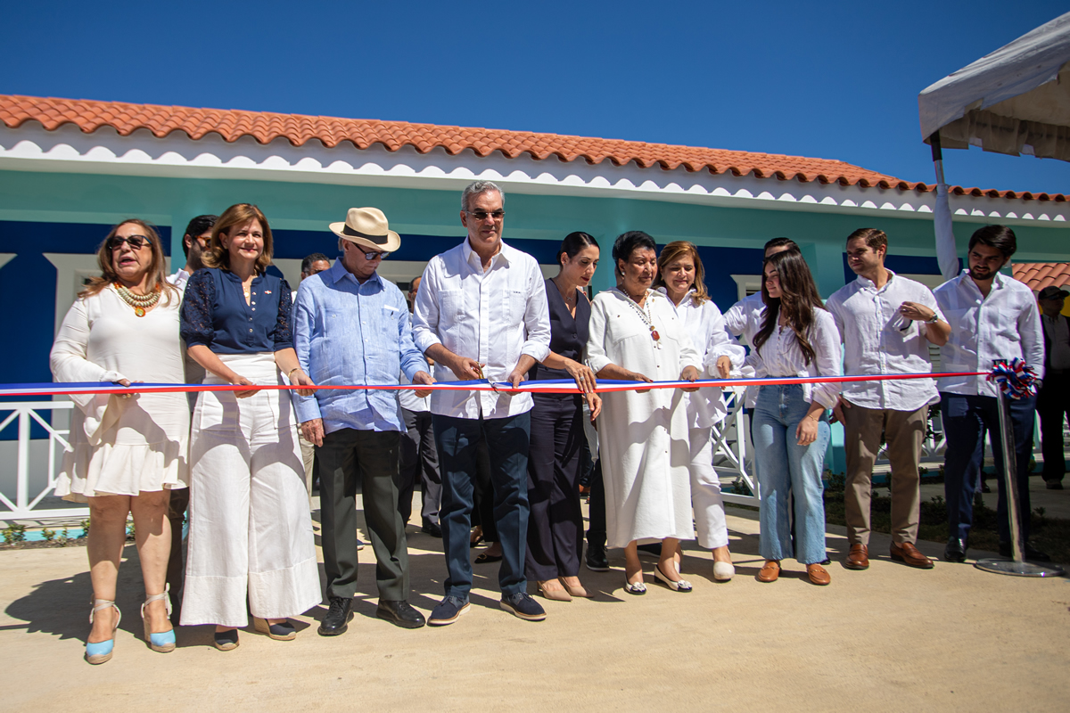 Luis Abinader, presidente de la República, corta cinta en la inauguración del Caipi Rosa Gómez de Mejía