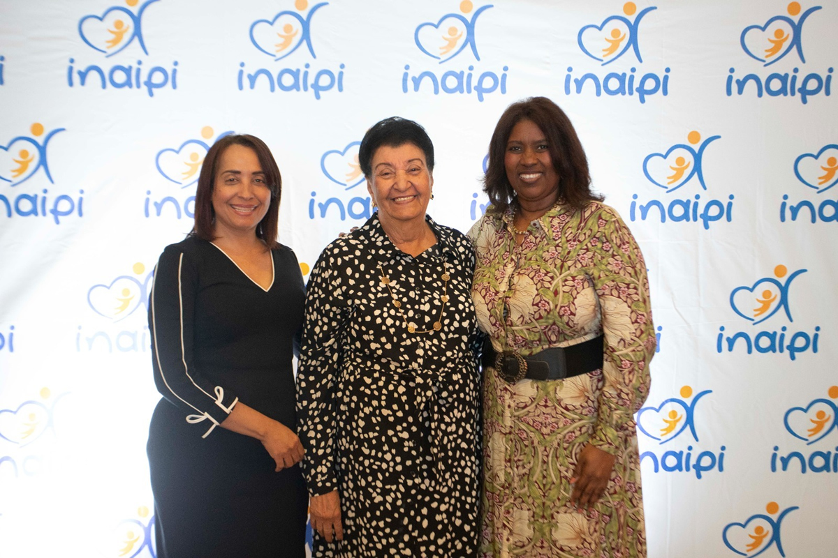 Besaida Santana, directora ejecutiva del INAIPI, encabeza encuentro con periodistas y comunicadores