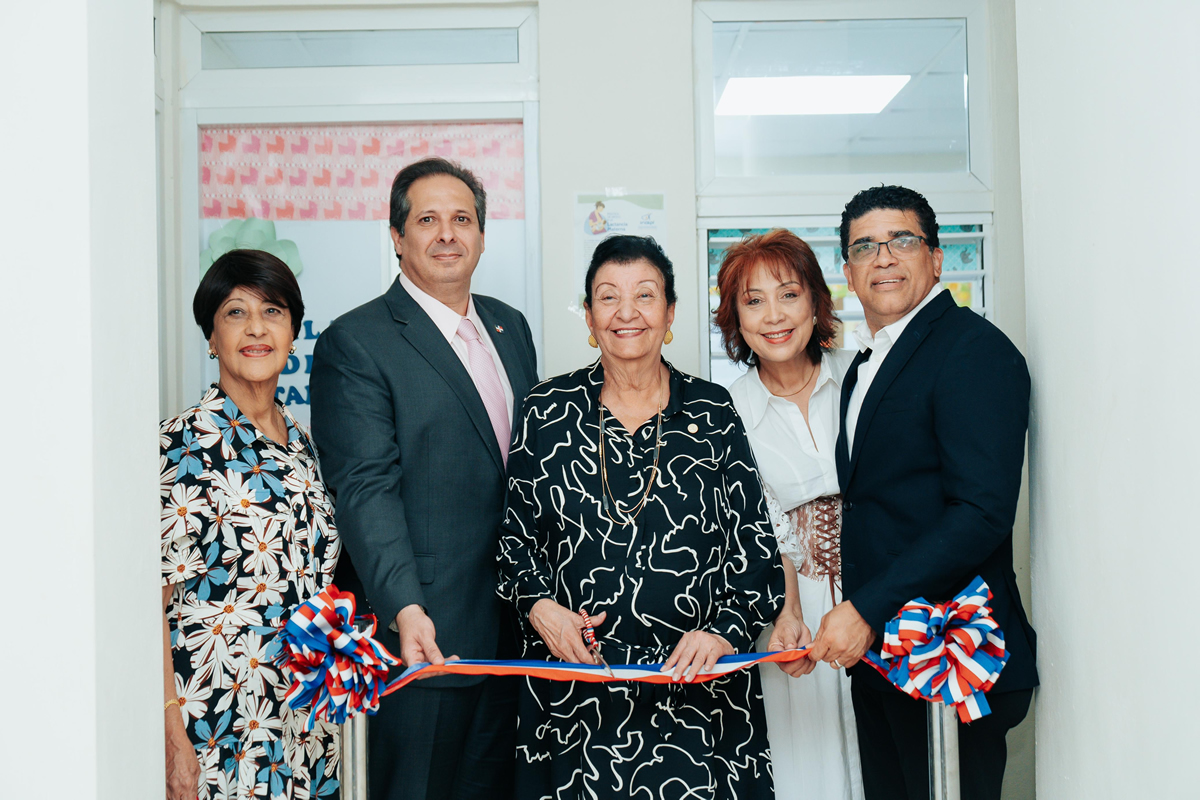 Besaida Santana, directora ejecutiva del INAIPI , el doctor Víctor Atallah, ministro de Salud y  el alcalde del Ayuntamiento de Santo Domingo Este Dío Astacio inauguran salas de lactancias 