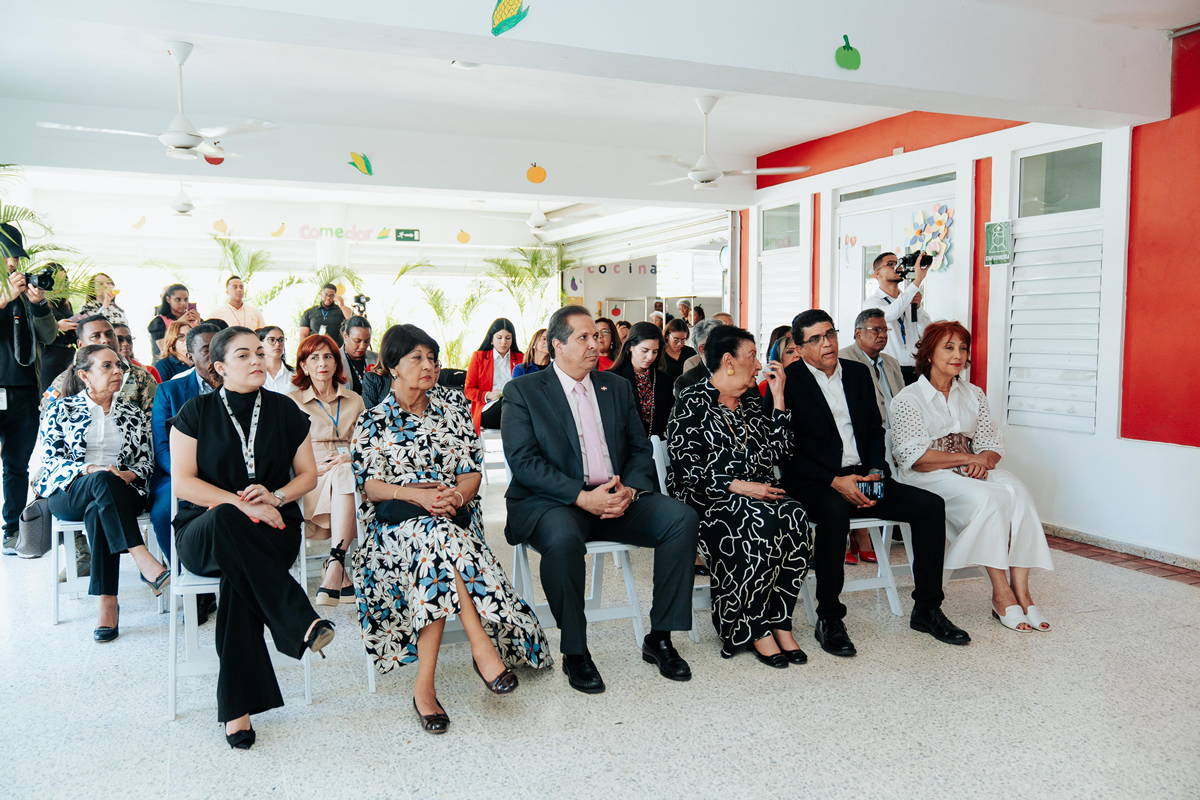 Besaida Manola Santana de Báez, directora ejecutiva del Inaipi junto al doctor Víctor Atallah, ministro de salud y el alcalde Dío Astacio, junto a otras personalidades que asistieron al acto