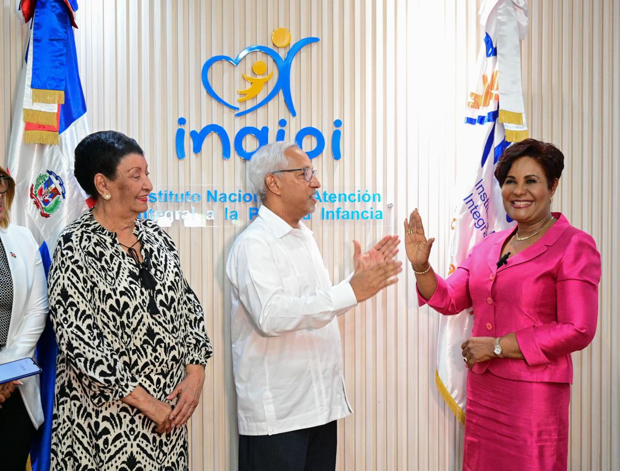 Ángel Hernández, ministro de Educación juramenta a Josefa Castillo Rodríguez como nueva directora ejecutiva del INAIPI