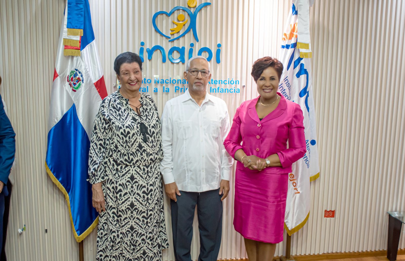 Besaida Manola Santana, directora ejecutiva saliente,  Ángel Hernández, ministro de educación y  Josefa Castillo Rodríguez, directora ejecutiva del INAIPI