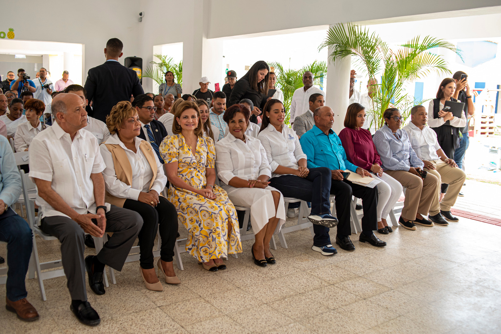 Raquel Peña, vicepresidenta de la República y Josefa Castillo Rodríguez, directora ejecutiva del INAIPI junto a personalidades invitadas en la inauguración del CAIPI  San Felipe