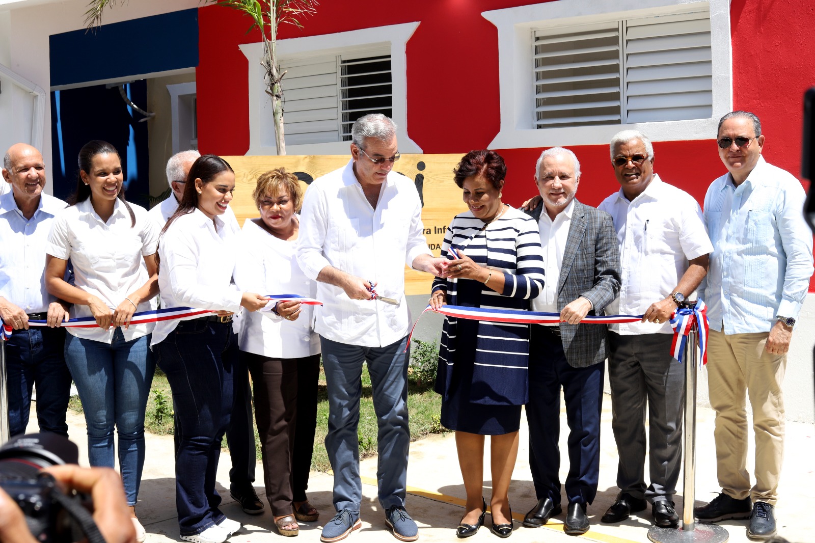 Luis Abinader, presidente de la República Dominicana, corta cinta en la inauguración del CAIPI Colinas de Marañón