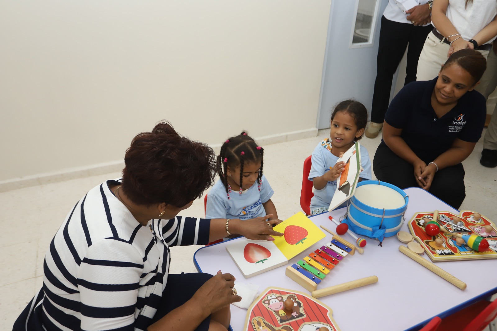 Josefa Castillo Rodríguez, directora ejecutiva del INAIPI, comparte con los niños en el aula del nuevo CAIPI