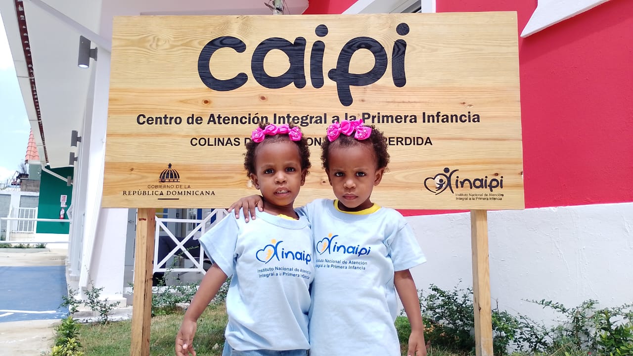 Niñas se abrazan en el CAIPI 