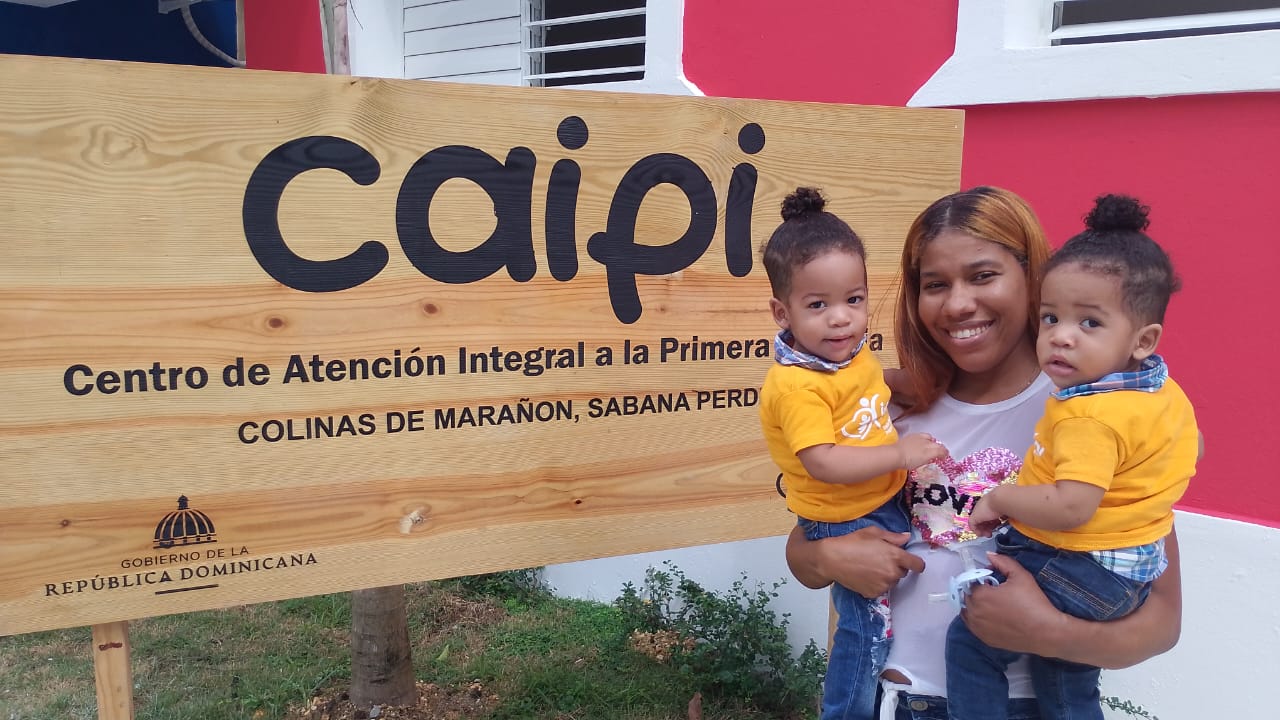 Madre con dos niñas posa en el Centro inaugurado