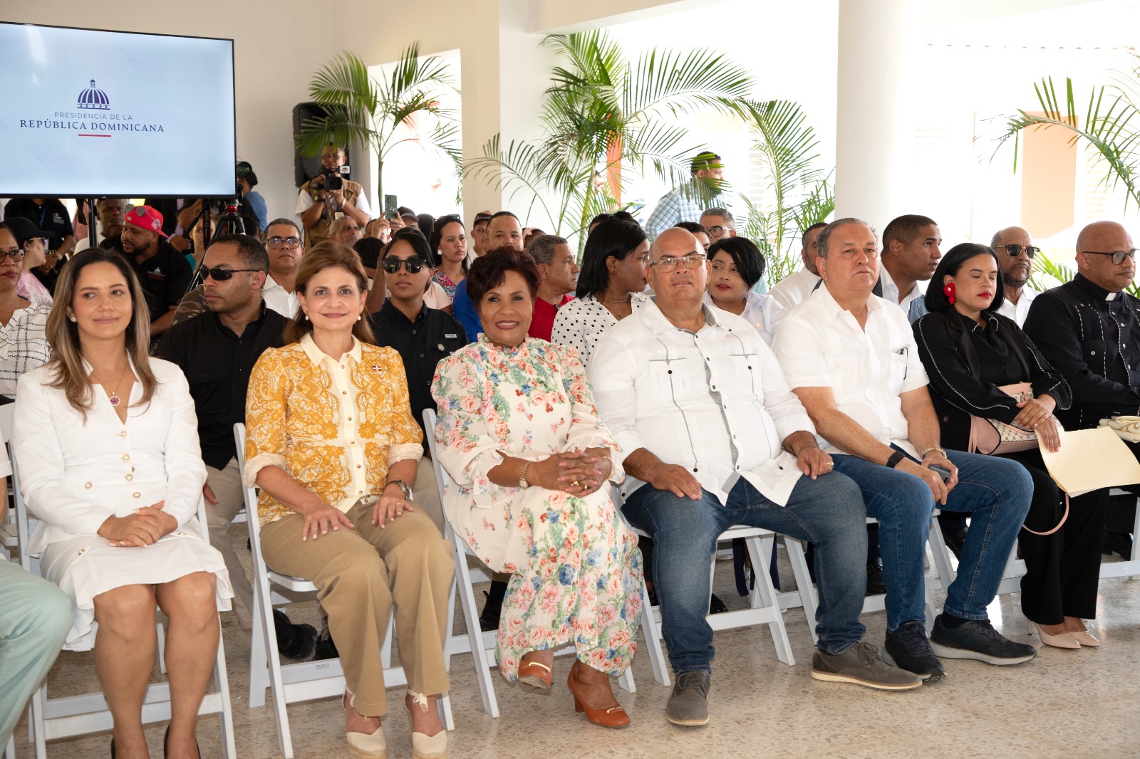 Raquel Peña, vicepresidenta de la República Dominicana junto a Josefa Castillo Rodríguez, directora ejecutiva del Instituto Nacional de Atención Integral a la Primera Infancia (INAIPI) junto a los invitados en el inauguración del nuevo CAIPI
