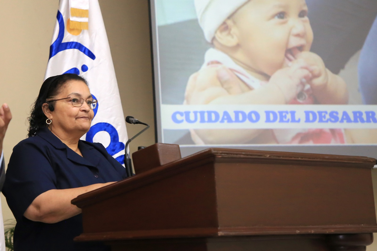 Expositora en la charla en el mes de la familia
