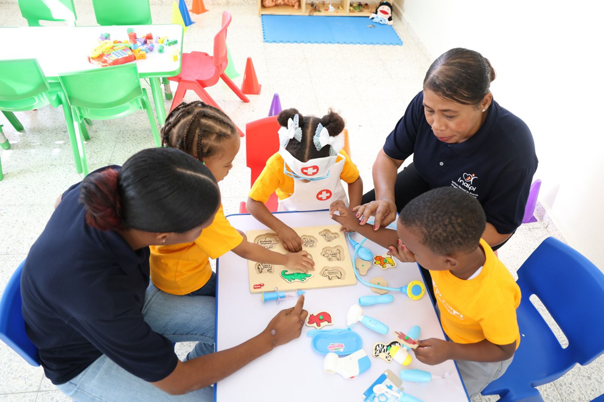 Niños en el aula junto a las educadoras