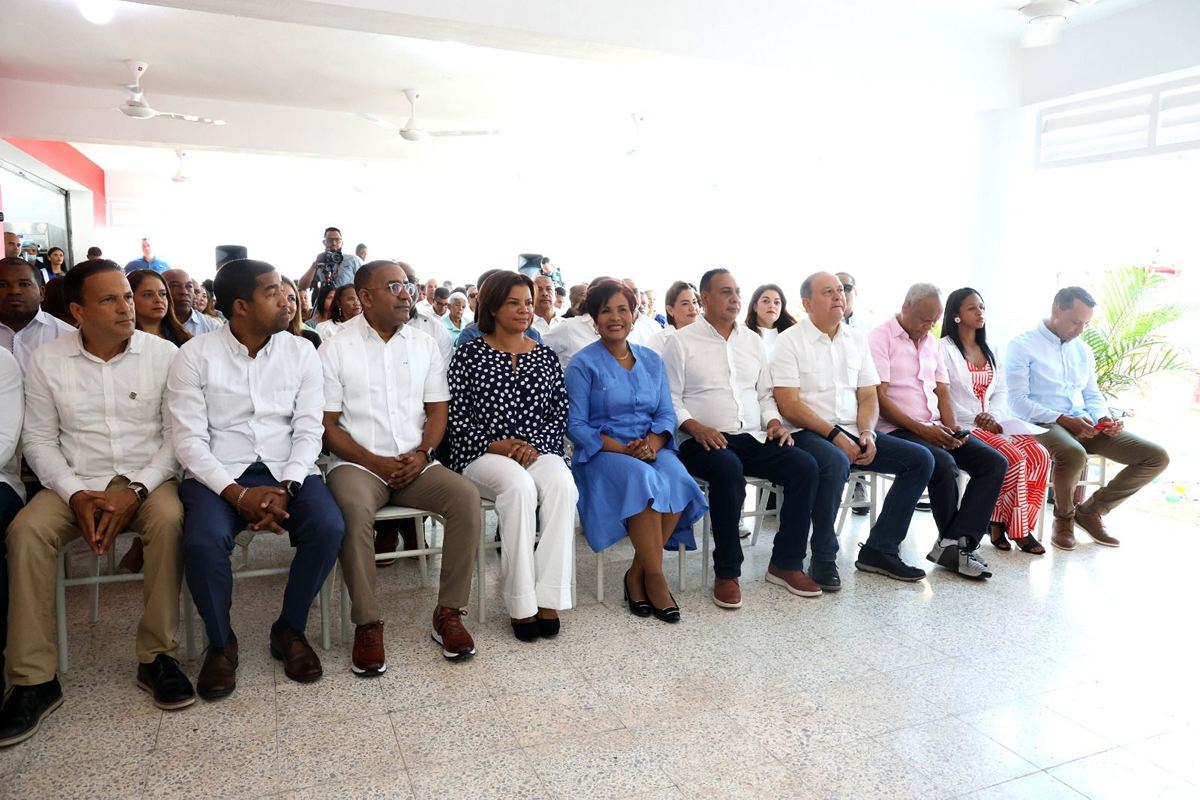 Josefa Castillo Rodríguez, directora ejecutiva del Instituto Nacional de Atención Integral a la Primera Infancia (INAIPI) junto a invitados en el acto de inauguración