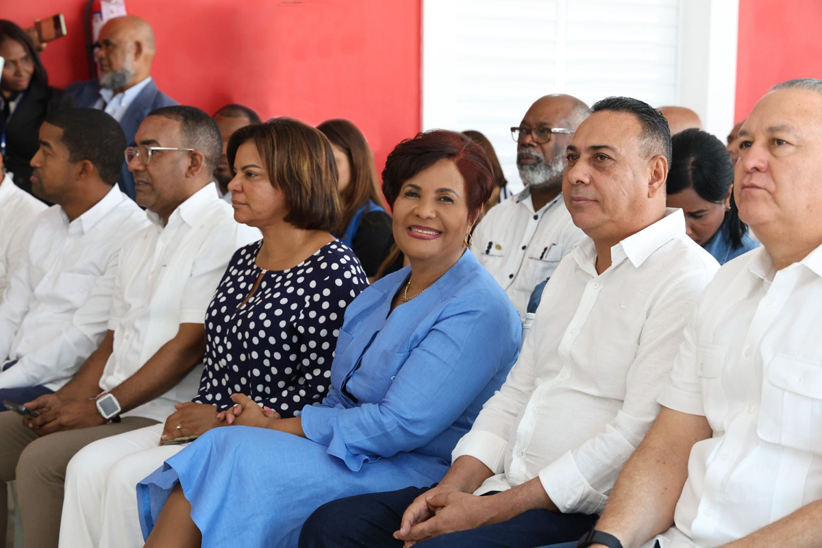 Josefa Castillo Rodríguez, directora ejecutiva del Instituto Nacional de Atención Integral a la Primera Infancia (INAIPI), junto a los invitados en la inauguración