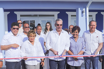 Luis Abinader, presidente de la República Dominicana corta cinta en la inauguración