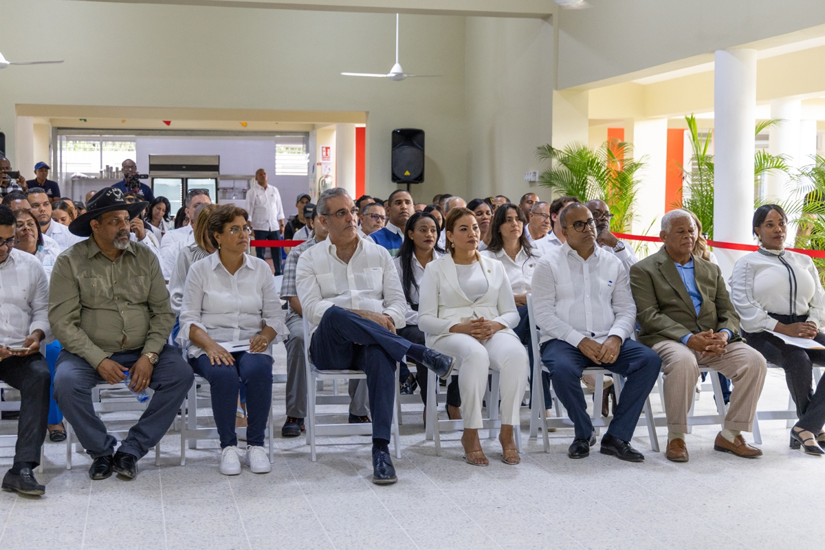 Presidente Abinader inaugura el CAIPI La Bomba en Dajabón con capacidad para 250 infantes con edades de 0 a 5 años Luis Abinader, presidente de la República Dominicana junto a abiana Tapia, subdirectora Nacional del INAIPI en la inauguración el nuevo Centro La Bomba en Dajabón