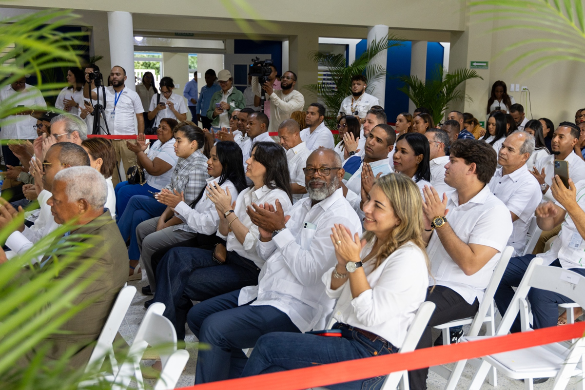 Presidente Abinader inaugura el CAIPI La Bomba en Dajabón con capacidad para 250 infantes con edades de 0 a 5 años Asistentes actividad de la inauguración del nuevo Centro La Bomba en Dajabón