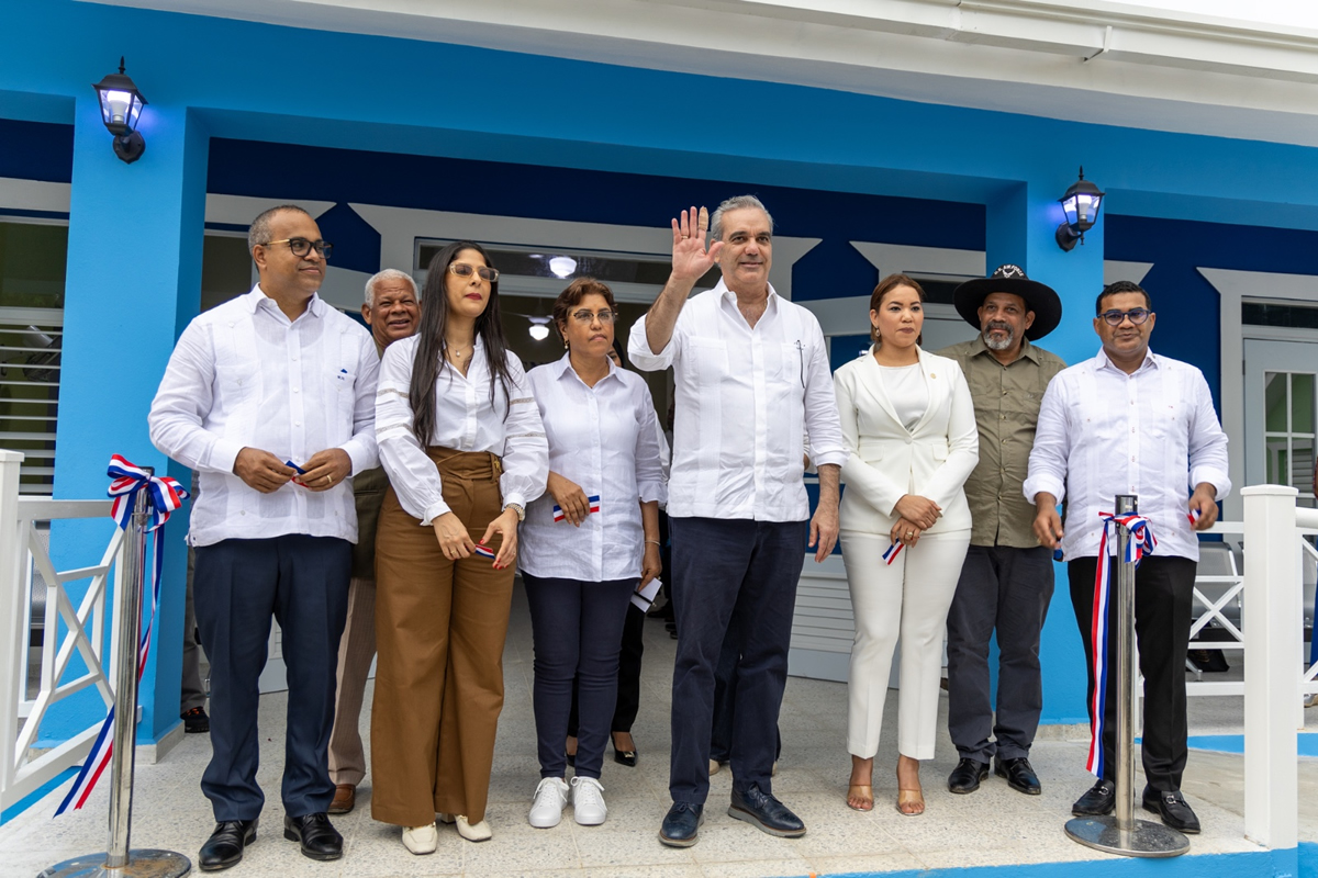 Presidente Abinader inaugura el CAIPI La Bomba en Dajabón con capacidad para 250 infantes con edades de 0 a 5 años Luis Abinader, presidente de la República Dominicana, saluda a los presentes en la inauguración del nuevo Centro La Bomba en Dajabón
