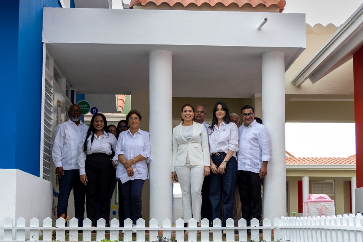 Presidente Abinader inaugura el CAIPI La Bomba en Dajabón con capacidad para 250 infantes con edades de 0 a 5 años Fabiana Tapia, subdirectora Nacional del INAIPI, junto a colaboradores del nuevo Centro La Bomba en Dajabón