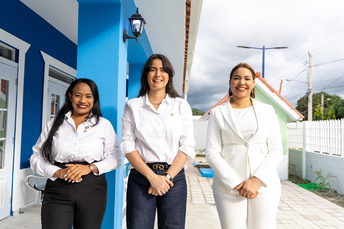 Presidente Abinader inaugura el CAIPI La Bomba en Dajabón con capacidad para 250 infantes con edades de 0 a 5 años Harolin Almonte, subdirectora de Relacionamiento Interinstitucional, Yanett Rodríguez, subdirectora de Gestión Institucional y Fabiana Tapia, subdirectora Nacional del INAIPI