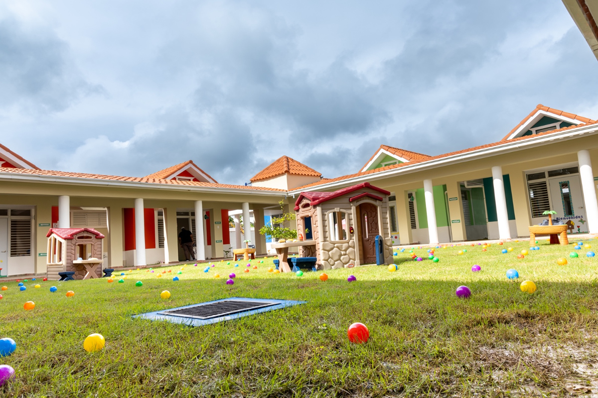 Presidente Abinader inaugura el CAIPI La Bomba en Dajabón con capacidad para 250 infantes con edades de 0 a 5 años Fachada del nuevo Centro CAIPI, la Bomba, Dajabón