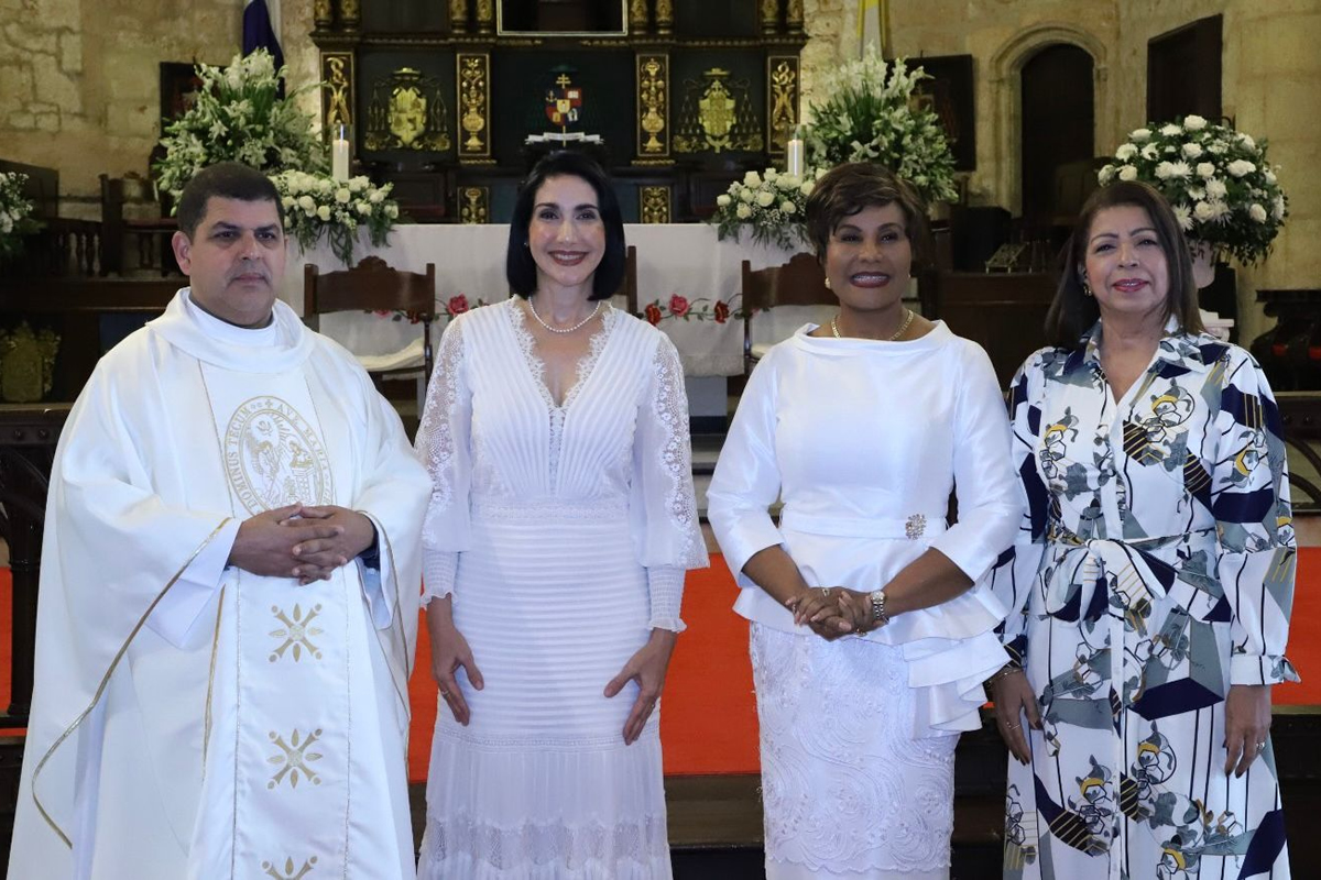 El sacerdote Nelson Clark, párroco de la Catedral Primada de América; la primera dama Raquel Arbaje de Abinader, la directora ejecutiva del INAIPI, Josefa Castillo Rodríguez, directora ejecutiva del INAIPI y Ligia Pérez, presidenta del Consejo Nacional para la Niñez y la Adolescencia (CONANI)