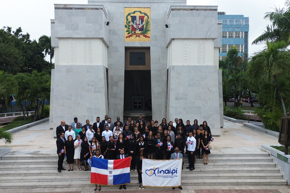 INAIPI celebra décimo aniversario con misa de acción de gracias  Una comisión de funcionarios del INAIPI, encabezada por las subdirectoras depositó una ofrenda floral en el Altar de la Patria