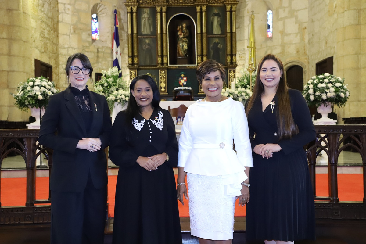 INAIPI celebra décimo aniversario con misa de acción de gracias  Josefa Castillo Rodríguez, directora ejecutiva del INAIPI, junto a las subdirectoras de la Institucion