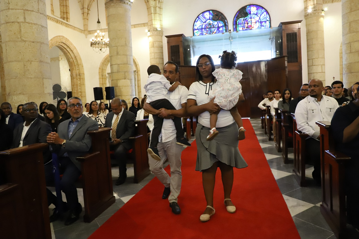 INAIPI celebra décimo aniversario con misa de acción de gracias  representación de una familia en la eucaristía