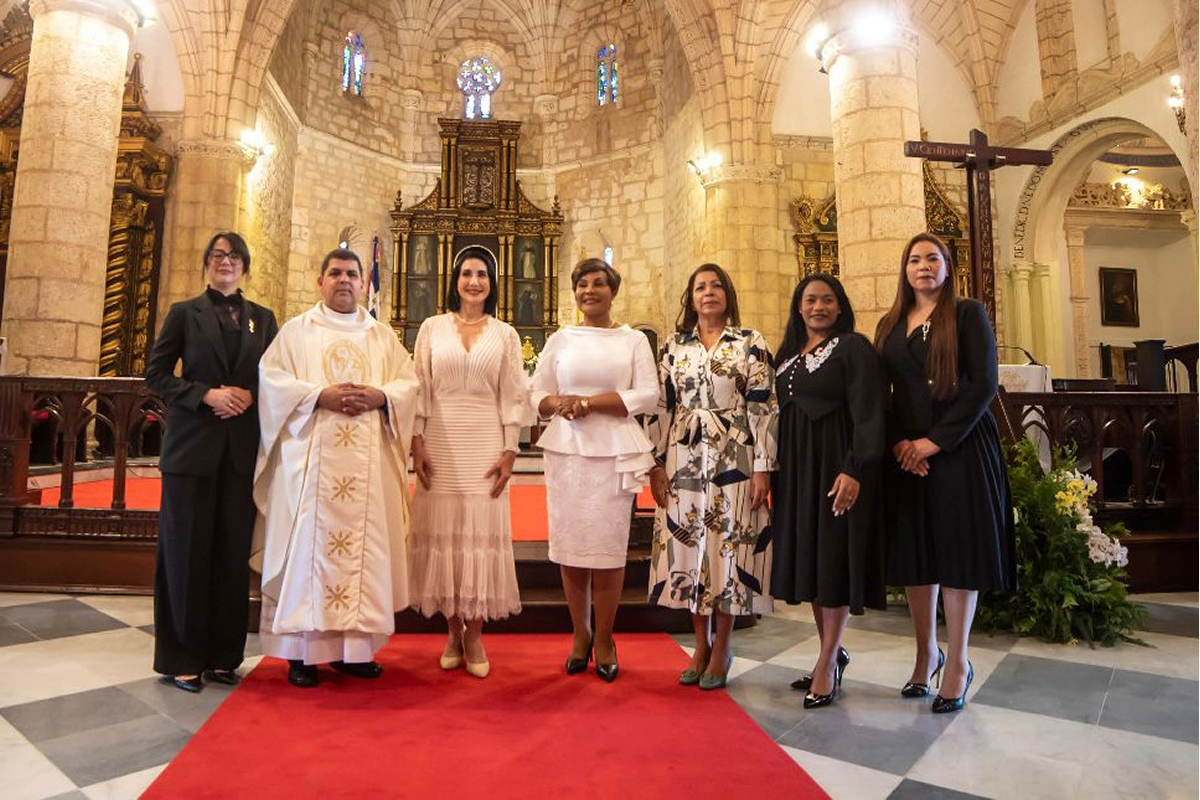 INAIPI celebra décimo aniversario con misa de acción de gracias  Pie de foto 1: El sacerdote Nelson Clark, párroco de la Catedral Primada de América; la primera dama Raquel Arbaje de Abinader, la directora ejecutiva del INAIPI, Josefa Castillo Rodríguez, directora ejecutiva del INAIPI y Ligia Pérez, presidenta del Consejo Nacional para la Niñez y la Adolescencia (CONANI) y las subdirectoras del INAIPI