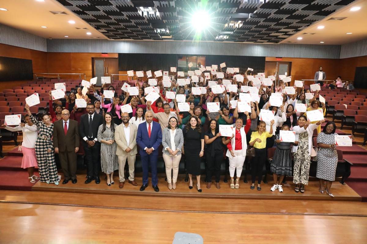 INAIPI, INAFOCAM y la Cruz Roja Dominicana clausuran tercera versión del curso intensivo en Primeros Auxilios Pediátricos Blaurio Alcántara, director general de Cruz Roja Dominicana, Penélope Melo, directora de Desarrollo Infantil del INAIPI, Indy Jáquez, coordinadora de Gestión de Programa Educativos del INAFOCAM  y Walexi Castillo, encargado Nacional de Capacitación de la Cruz Roja Dominicana junto a los participantes del curso de Primeros Auxilios Pediátricos, Urgencias y Emergencias