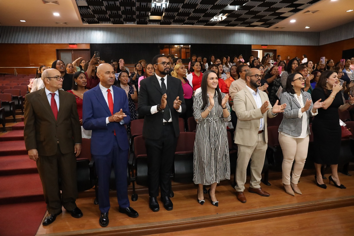 INAIPI, INAFOCAM y la Cruz Roja Dominicana clausuran tercera versión del curso intensivo en Primeros Auxilios Pediátricos Blaurio Alcántara, director general de Cruz Roja Dominicana, Penélope Melo, directora de Desarrollo Infantil del INAIPI, Indy Jáquez, coordinadora de Gestión de Programa Educativos del INAFOCAM  y Walexi Castillo, encargado Nacional de Capacitación de la Cruz Roja Dominicana junto a los participantes del curso de Primeros Auxilios Pediátricos, Urgencias y Emergencias