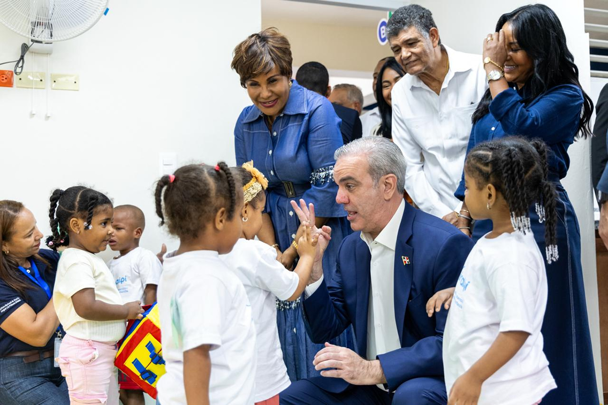 Con la asistencia de Pedro Martínez, presidente Abinader y Josefa Castillo inauguran un CAIPI que beneficia a 250 infantes en San Miguel de Manoguayabo Luis Abinader, presidente de la República Dominicana, comparte con los niños en el nuevo Centro