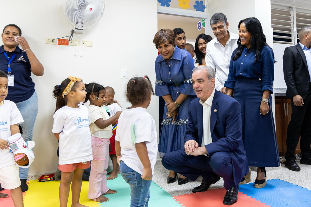 Con la asistencia de Pedro Martínez, presidente Abinader y Josefa Castillo inauguran un CAIPI que beneficia a 250 infantes en San Miguel de Manoguayabo Luis Abinader, presidente de la República Dominicana, comparte con los niños en el nuevo Centro San Miguel