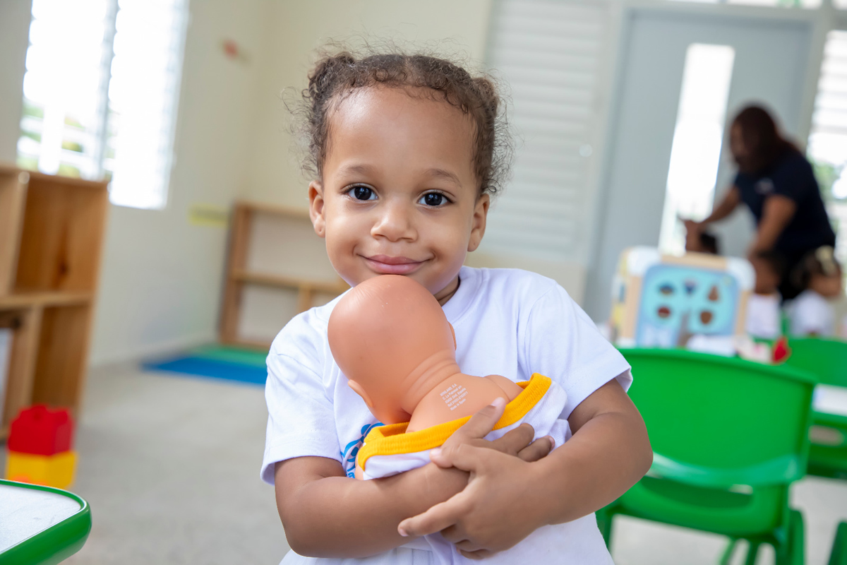 Con la asistencia de Pedro Martínez, presidente Abinader y Josefa Castillo inauguran un CAIPI que beneficia a 250 infantes en San Miguel de Manoguayabo Niña jugando en el Centro CAIPI San Miguel
