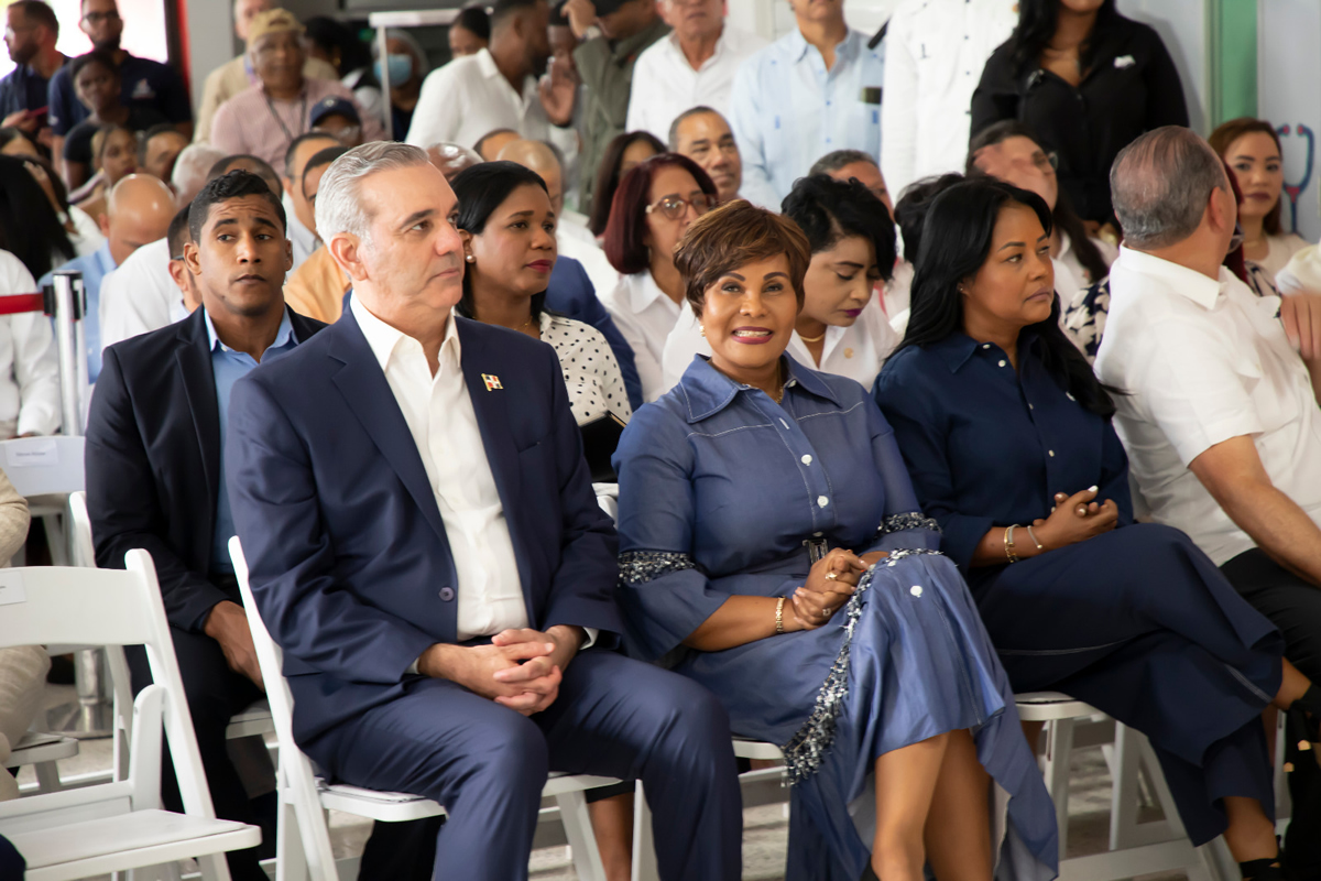 Con la asistencia de Pedro Martínez, presidente Abinader y Josefa Castillo inauguran un CAIPI que beneficia a 250 infantes en San Miguel de Manoguayabo Luis Abinader, presidente de la República Dominicana junto a Josefa Castillo Rodríguez, directora ejecutiva del INAIPI en la inauguración CAIPI San Miguel, Manoguayabo