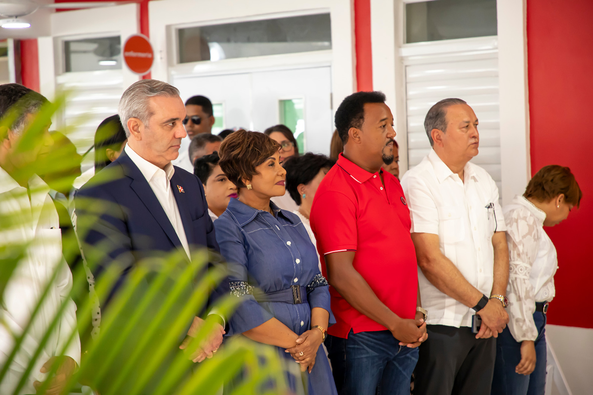 Con la asistencia de Pedro Martínez, presidente Abinader y Josefa Castillo inauguran un CAIPI que beneficia a 250 infantes en San Miguel de Manoguayabo Luis Abinader, presidente de la República Dominicana junto a Josefa Castillo Rodríguez, directora ejecutiva del INAIPI y Pedro Martínez, ex lanzador de Grandes Ligas y Salón de la Fama de Cooperstown en la inauguración del CAIPI, San Miguel