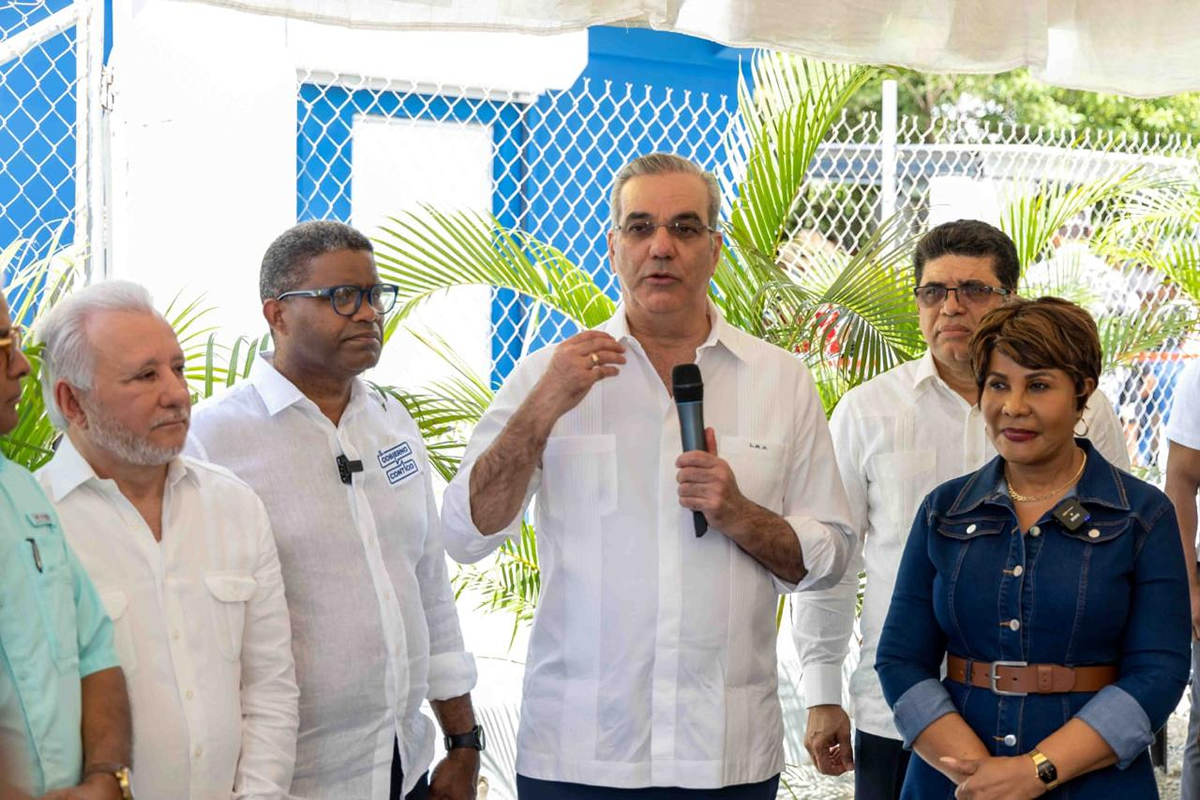 Luis Abinader, presidente de la República Dominicana toma la palabra en la inauguración del nuevo Centro CAIPI junto a Josefa Castillo Rodríguez, directora ejecutiva del INAIPI
