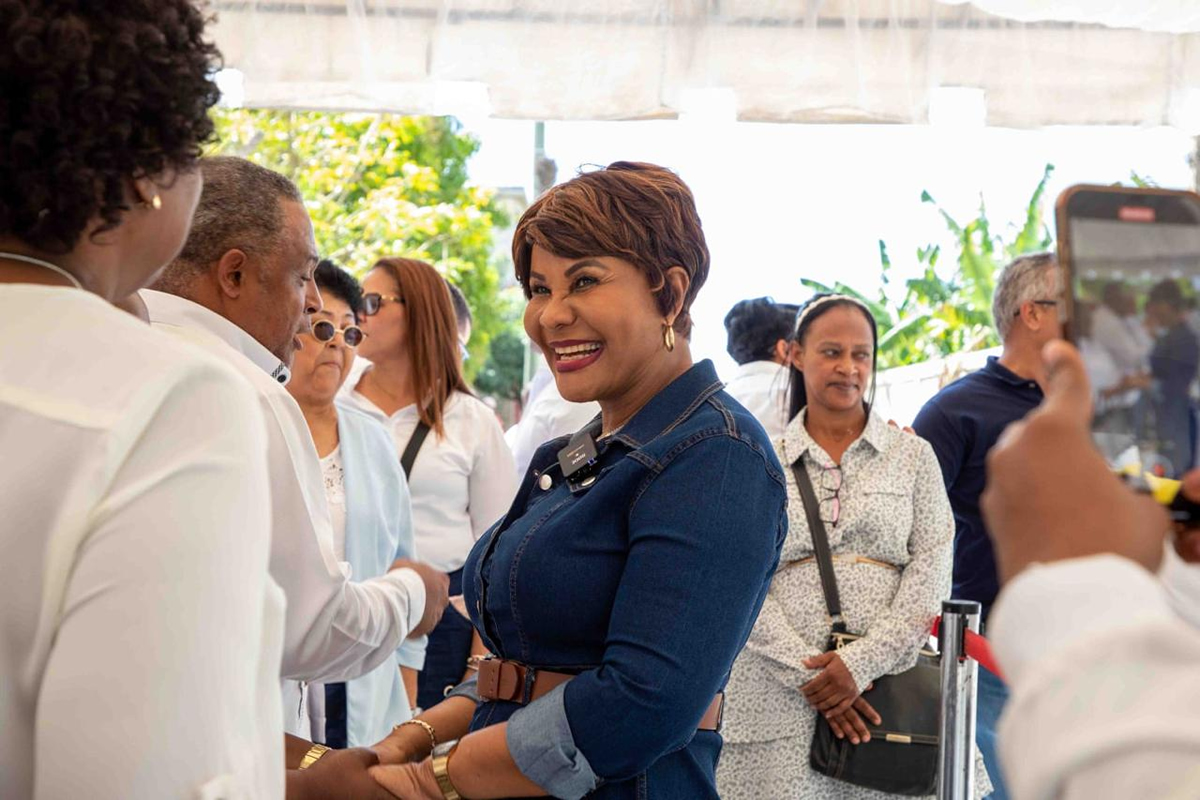 Josefa Castillo Rodríguez, directora ejecutiva del INAIPI, comparte con los asistentes en la inauguración