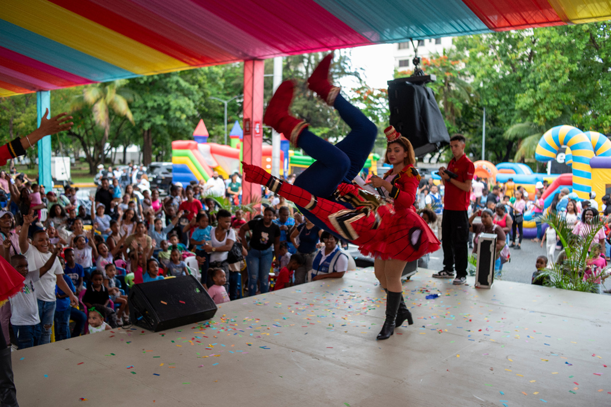 Directora del INAIPI destaca compromiso del Gobierno con una inversión inclusiva e igualitaria en la primera infancia vulnerable La tarima se llenó de ritmo, colores y alegría en Mi Verano en Familia.