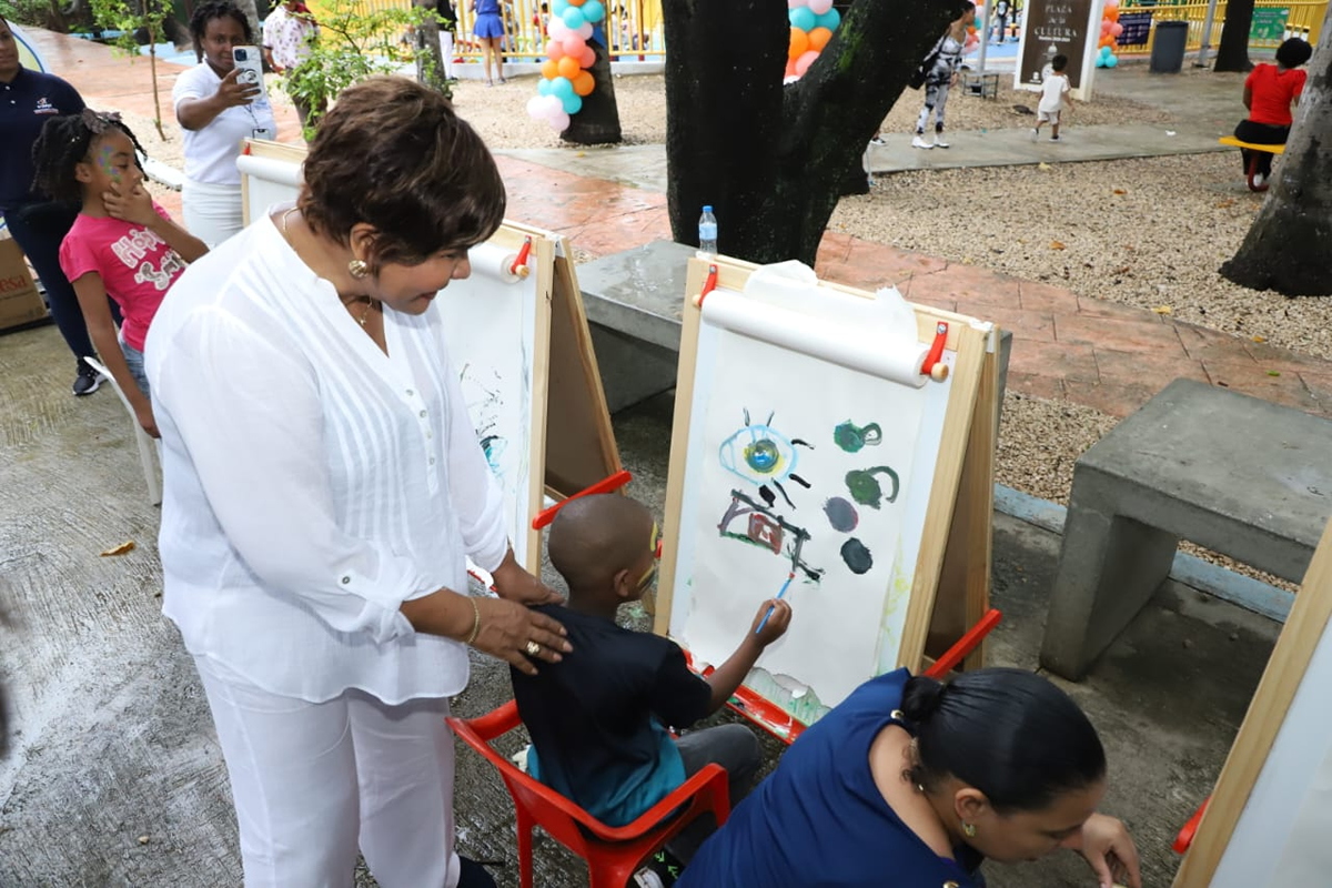 Directora del INAIPI destaca compromiso del Gobierno con una inversión inclusiva e igualitaria en la primera infancia vulnerable Josefa Castillo Rodríguez, directora ejecutiva del INAIPI, observa a niño dibujando