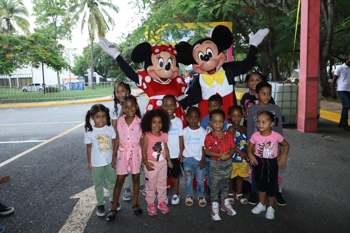 Directora del INAIPI destaca compromiso del Gobierno con una inversión inclusiva e igualitaria en la primera infancia vulnerable Niños posan junto a los personajes de Mickey y Minnie Mouse