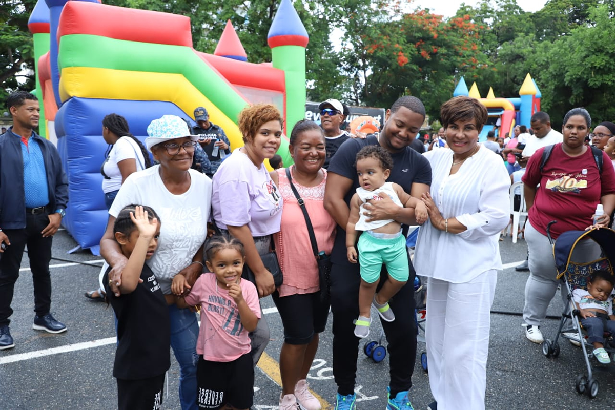 Directora del INAIPI destaca compromiso del Gobierno con una inversión inclusiva e igualitaria en la primera infancia vulnerable Josefa Castillo Rodríguez, directora ejecutiva del INAIPI, comparte con una familia en actividad “Mi Verano en Familia”