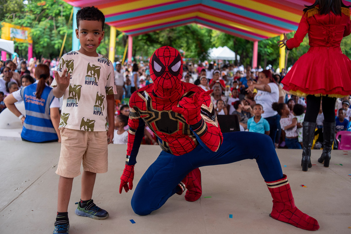 Directora del INAIPI destaca compromiso del Gobierno con una inversión inclusiva e igualitaria en la primera infancia vulnerable Niño disfruta con personaje de Spiderman