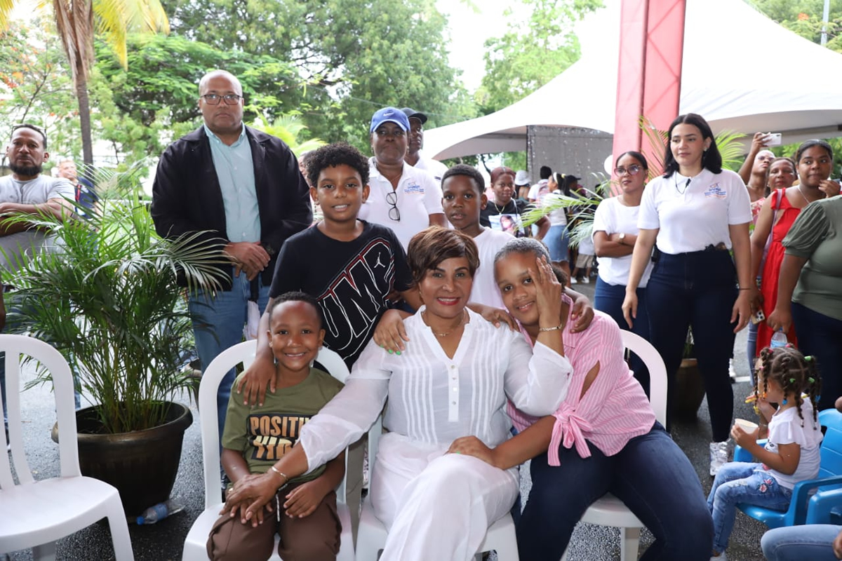 Directora del INAIPI destaca compromiso del Gobierno con una inversión inclusiva e igualitaria en la primera infancia vulnerable Josefa Castillo Rodríguez, directora ejecutiva del INAIPI, comparte con familia en actividad “Mi Verano en Familia”